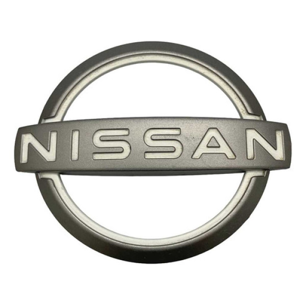 Emblema Tampa Porta Malas Nissan Versa 1.6 Sense 2023 2025 Prata